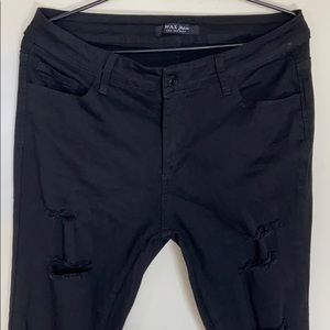 BLACK RIPPED JEANS